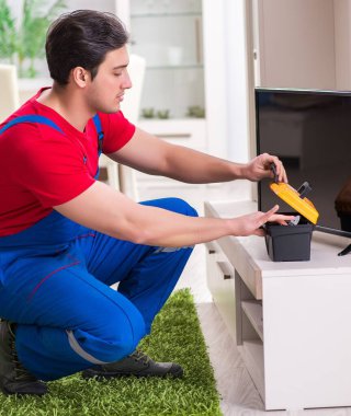 Profesyonel tamir mühendisi bozuk televizyonu tamir ediyor.