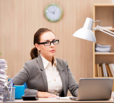 Çok fazla stres altında iş kadını ofiste çalışmak