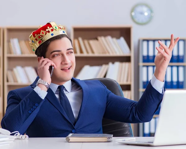 Homme d'affaires roi travaillant dans le bureau — Photo