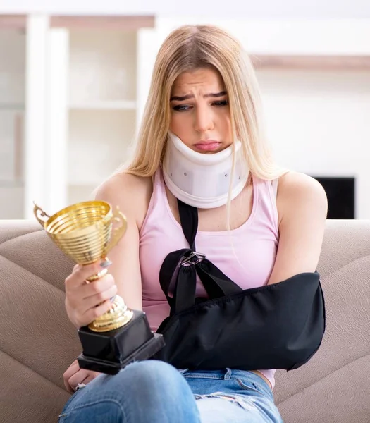 スポーツゲーム中に負傷した女性 — ストック写真