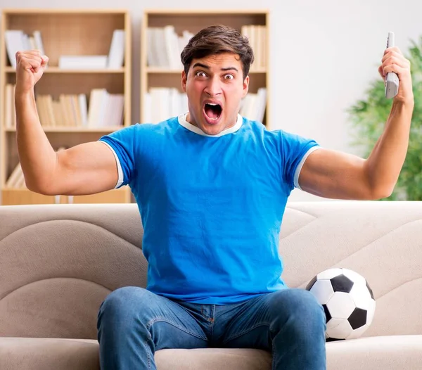 Homem assistindo futebol em casa — Fotografia de Stock