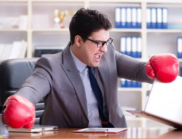 Wütender aggressiver Geschäftsmann mit Boxhandschuhen — Stockfoto