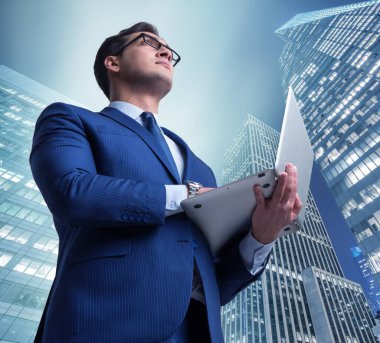 İşadamı iş kavramı binalarda karşı