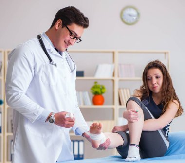 Travmatolog hastayla ilgileniyor.