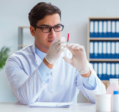 Doktor kan örnekleriyle çalışıyor.