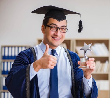 Üniversiteden mezun olan genç adam.