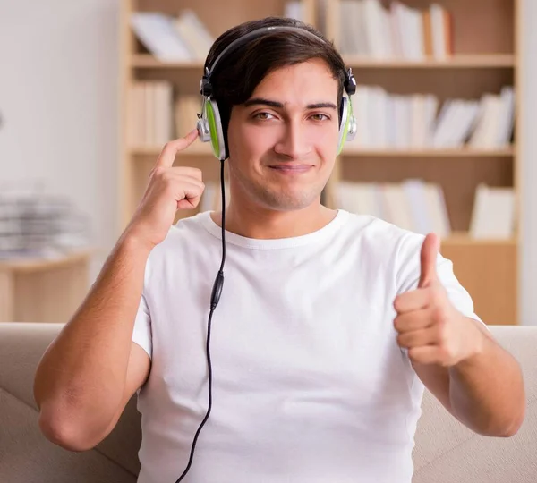 Schöner Mann, der der Musik zuhört — Stockfoto