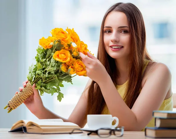 Mladá dívka s dárkem květin — Stock fotografie
