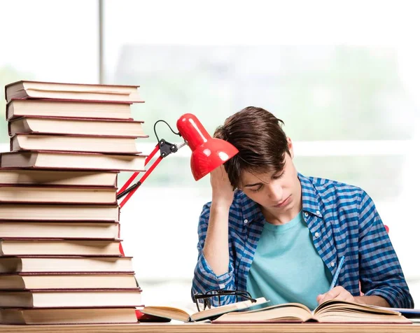 Jovem estudante se preparando para exames universitários — Fotografia de Stock