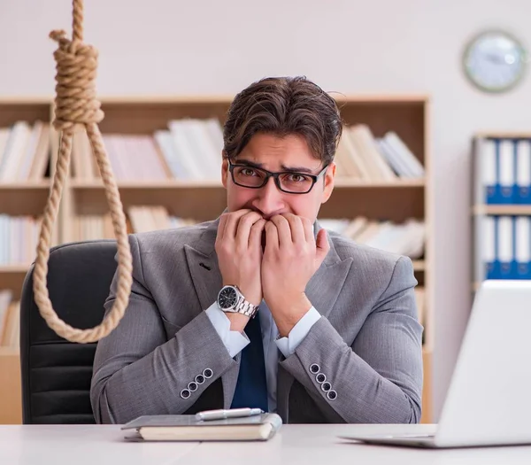 Bankrupt brak zakenman overweegt zelfmoord zichzelf ophangen — Stockfoto