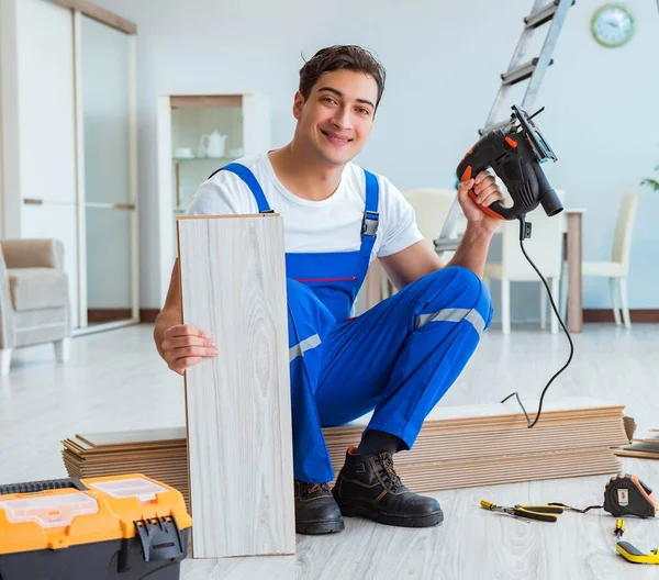 Reparador que estabelece piso laminado em casa — Fotografia de Stock