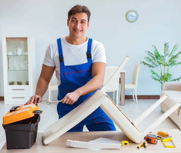 Reparador reparando silla rota en casa —  Fotos de Stock