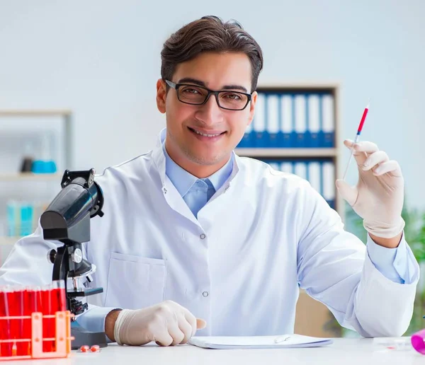 Médico trabajando con muestras de sangre —  Fotos de Stock