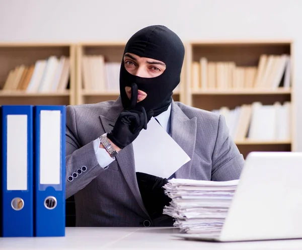 Empresário criminoso com balaclava no cargo — Fotografia de Stock