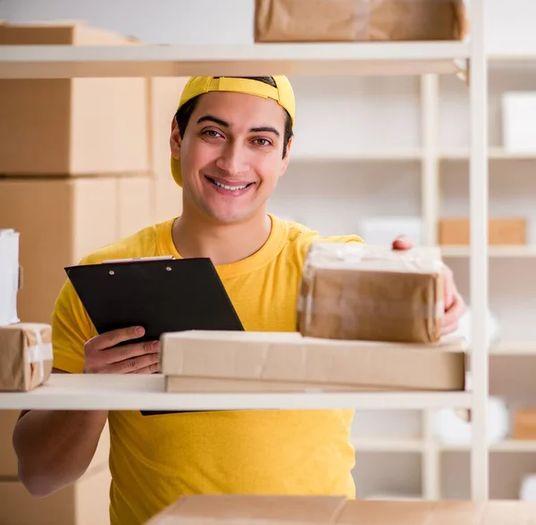 Homem que trabalha no serviço de entrega de encomendas postais — Fotografia de Stock