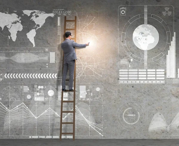 İş adamı küresel iş konseptinde merdiveni tırmanıyor