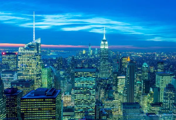 Night view of New York Manhattan during sunset — Stock Photo, Image