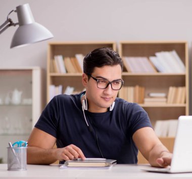 Genç serbest bilgisayar üzerinde çalışıyordu.