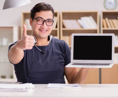 Genç serbest bilgisayar üzerinde çalışıyordu.