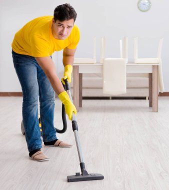 Koca adam evi temizliyor, karısına yardım ediyor.