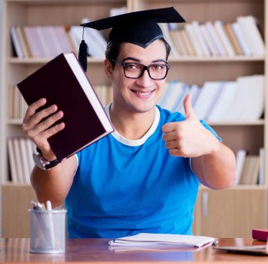 Üniversiteden mezun olan genç adam.