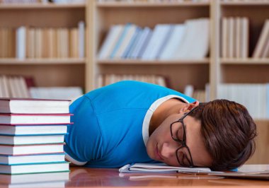 Üniversite sınavlarına hazırlanan öğrenci