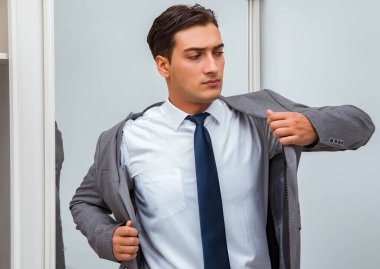 İş adamı iş için giyiniyor.