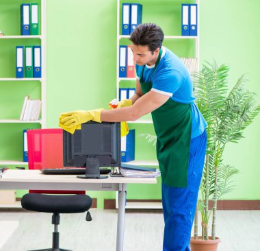 Ofiste çalışan yakışıklı, profesyonel temizlikçi.