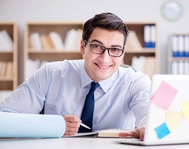 Ofiste çalışan bir işadamı.