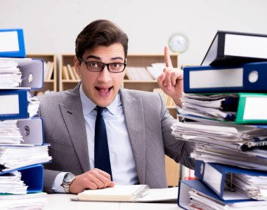 Aşırı çalışma nedeniyle stresli bir işadamı