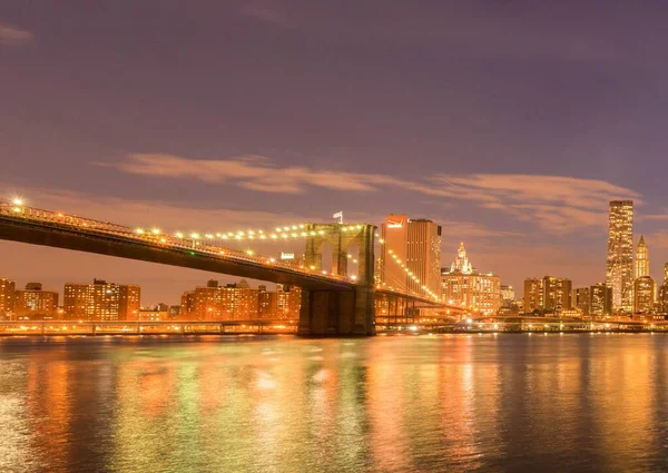 Manhattan ve Brooklyn köprüsünün gece manzarası — Stok fotoğraf