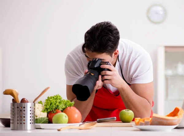 Blogger de comida trabalhando na cozinha — Fotografia de Stock