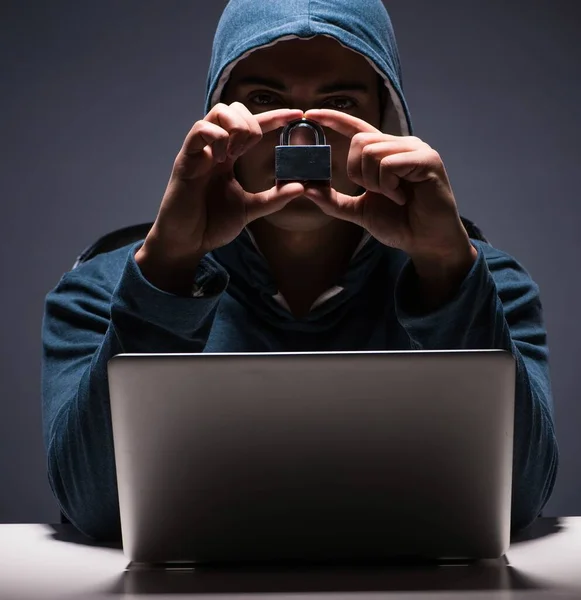어두운 방에서 일하는 컴퓨터 해커 — 스톡 사진