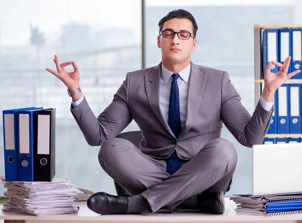 Biznesmen medytujący w biurze — Zdjęcie stockowe