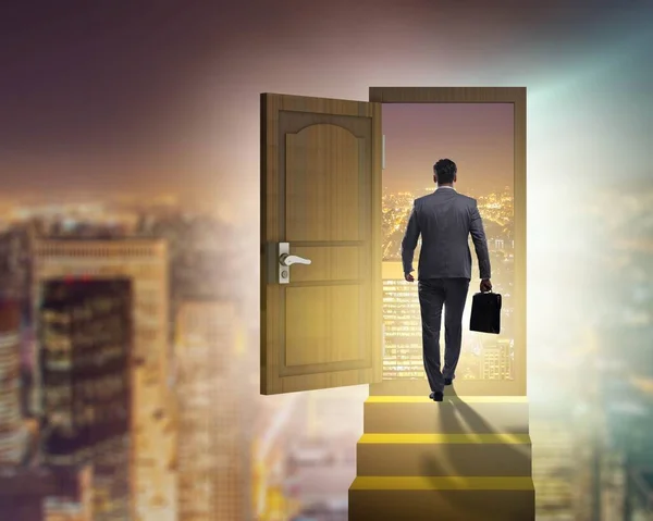Empresário caminhando em direção à porta aberta — Fotografia de Stock