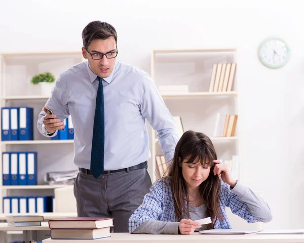 Professor do sexo masculino dando palestra para estudante do sexo feminino — Fotografia de Stock