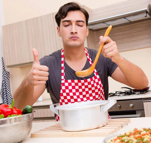 Homem cozinheiro masculino preparar comida na cozinha — Fotografia de Stock