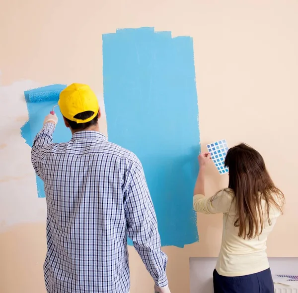 Mari et femme en rénovation à la maison — Photo