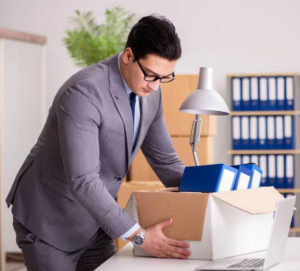 Joven hombre de negocios guapo mudanza oficinas —  Fotos de Stock