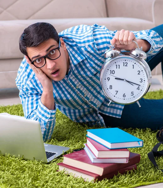 Estudiante que tiene poco tiempo para prepararse para los exámenes —  Fotos de Stock