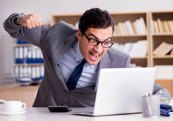 Empresario enojado trabajando en la oficina — Foto de Stock