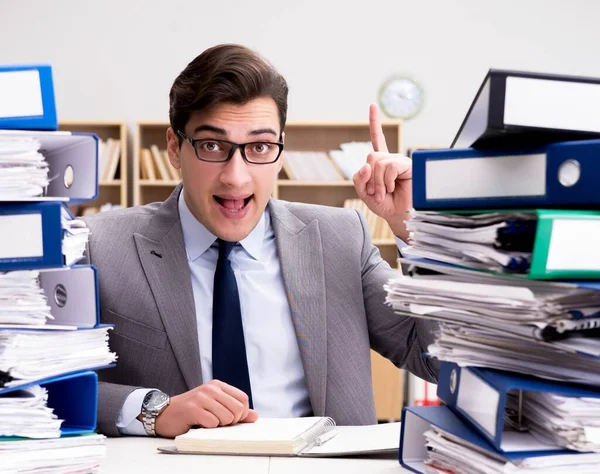 Aşırı çalışma nedeniyle stresli bir işadamı