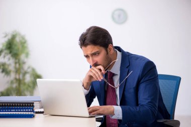 İş yerinde çalışan genç bir erkek.