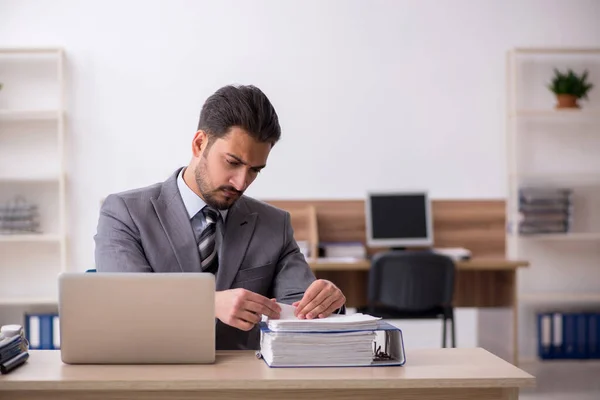 Jeune employé masculin travaillant au bureau — Photo