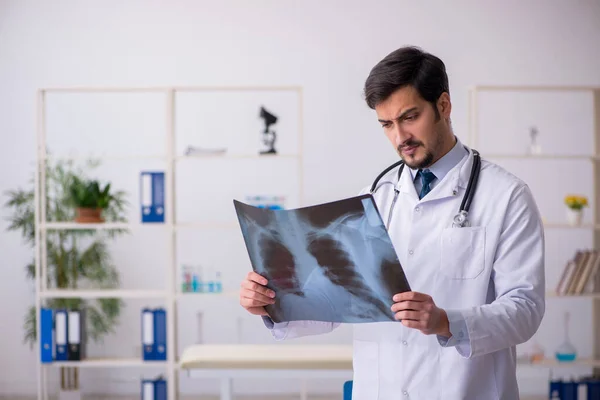 Jeune médecin radiologue travaillant à la clinique — Photo