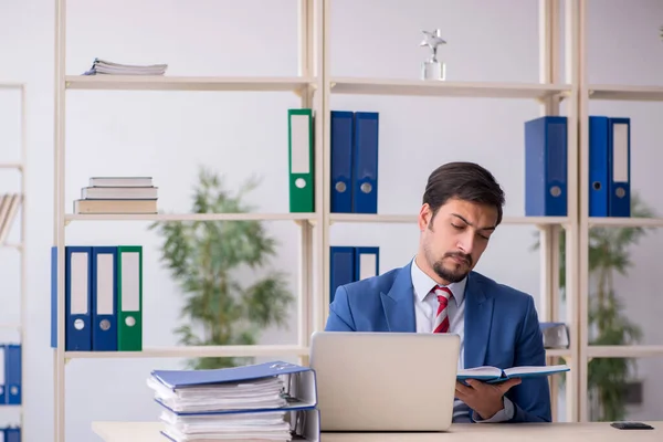 Junge männliche Angestellte im Büro — Stockfoto