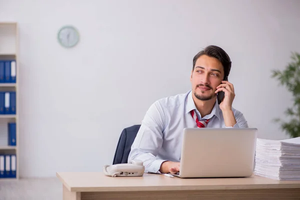 Junge männliche Mitarbeiter sitzen am Arbeitsplatz — Stockfoto