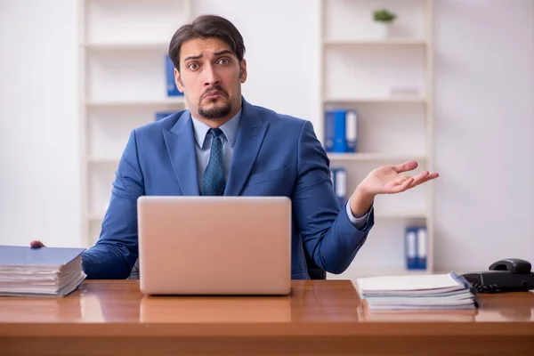 Jonge zakenman werkzaam in het kantoor — Stockfoto