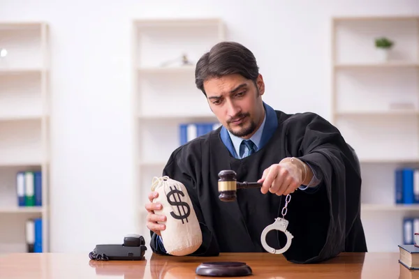 Juez joven trabajando en la sala del tribunal —  Fotos de Stock