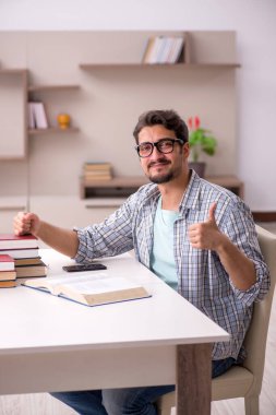 Evde sınava hazırlanan genç bir erkek öğrenci.